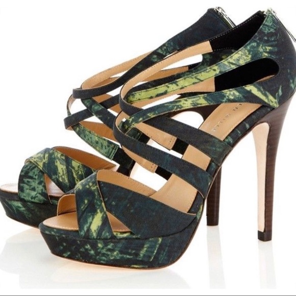 Karen Millen Shoes - ✨NWOT✨ Karen Millen Heels - Green